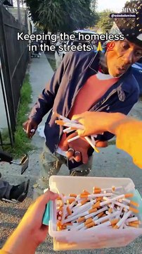 Homem distribui cigarro, álcool e facas a pessoas em situação de rua