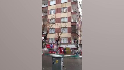 Edificios destruidos y gente atrapada tras sismo en Turkye