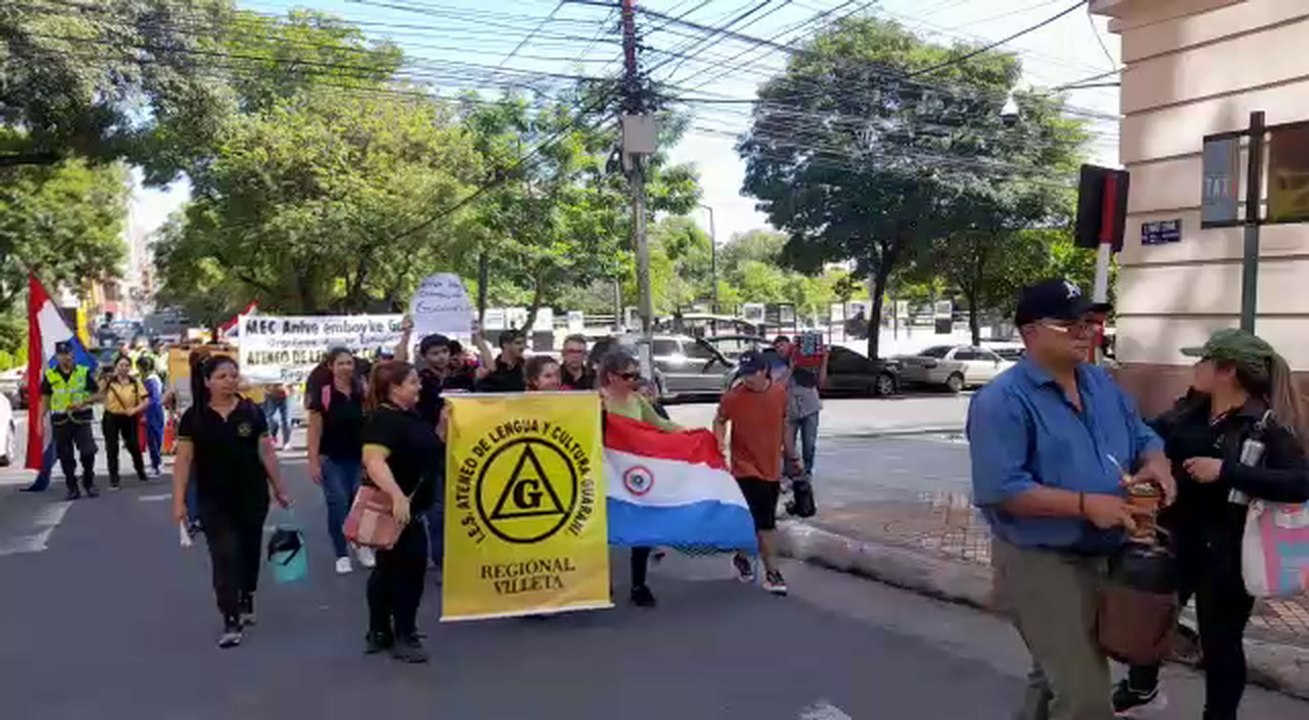 Protesta Donde Piden Restitución Del Profesorado De Guaraní En El Ateneo