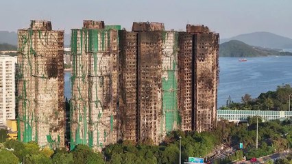 Trece detenidos por el peor incendio en décadas en Hong Kong, que dejó 151 muertos