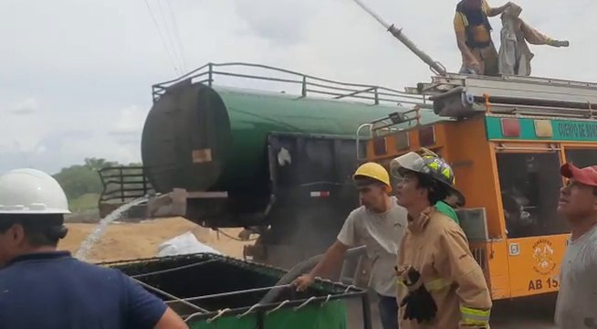 Bomberos Trabajaron Con Ayuda De Un Avión Hidrante