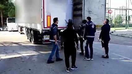 Amasya’da tırdaki çuvallardan çıkan 13 göçmen yakalandı