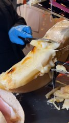 Marché de Noël de Colmar 😱✨Baguette raclette, burger au munster, saucisson, bretzel ou encore choucroute alsacienne au späetzle !Du fromage foisonnant… et des zamis… quoi de mieux ? 😍🧀✨Je dois faire quel marché de Noël maintenant ? 👀🎄