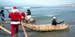 Pescadores se vestem de Papai Noel e navegam no Peru