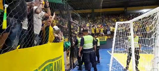 Policías intentan controlar los disturbios en final de fútbol de salón