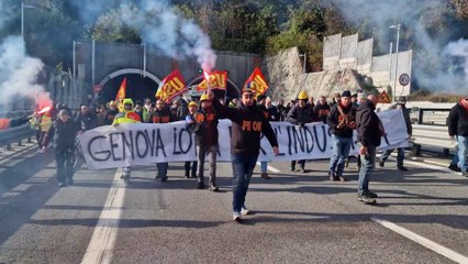 I lavoratori dell'ex Ilva occupano l'autostrada A10, Genova bloccata
