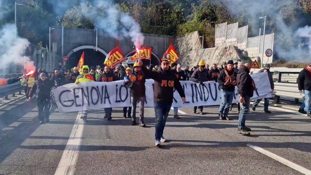 I lavoratori dell'ex Ilva occupano l'autostrada A10, Genova bloccata