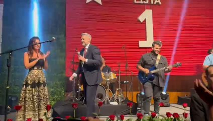 Mario Abdo Benítez se emociona cantando