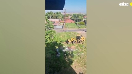 Momento en que una maquinaria pesada echaba los plantines en el barrio Santa Librada