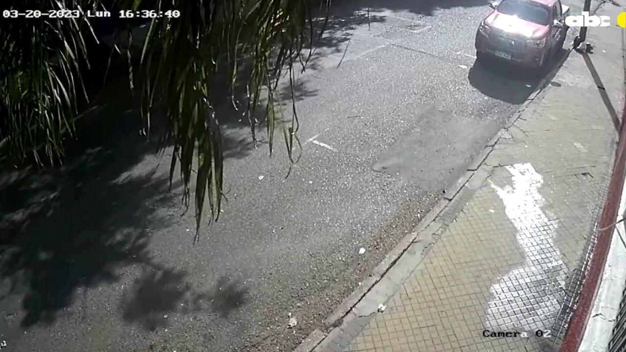 Fue a la despensa en bici y un hombre con uniforme de Servicios Urbanos de la robo