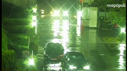 El vídeo de la llegada de Carlos Mazón al Cecopi