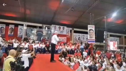 Wiens pisotea billete de 100 dólares en acto colorado