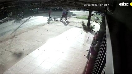 Amenazó con revólver a dos jóvenes ciclistas