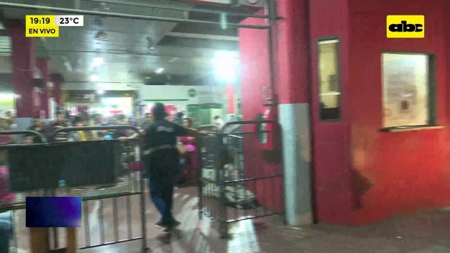 Video: Va llegando la gente en la Estación de Buses