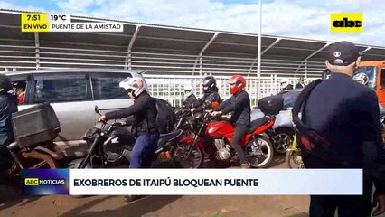 Video: Exobreros de la Itaipú bloquean el Puente de la Amistad