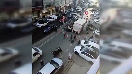 Güngören’de 2 kamyon çöken çukura düştü