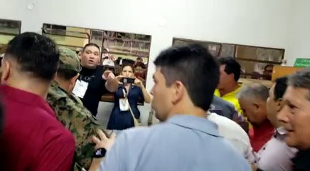 Elecciones 2023: incidentes en colegios, colorados quieren máquinas de votación dentro de aulas