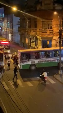 Hinchas Corriendo por las calles del centro y varios buses con barras bravas a bordo durante la represión policial