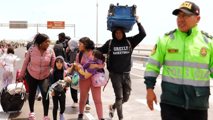 Migrantes se enfrentan con la policía de Perú al intentar cruzar desde Chile