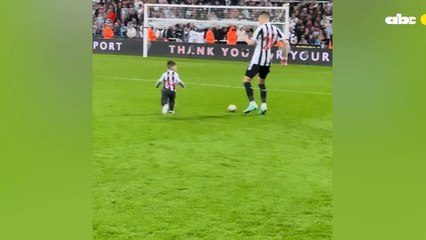 Miguel Almirón Y Su Hijo Francesco, Ovacionados En El St James Park