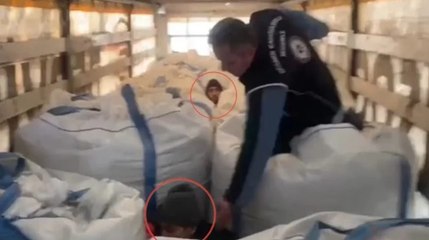 Çuvalların arasından 13 kaçak göçmen çıktı