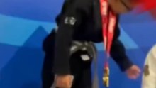 Ce petit garçon réalise un geste précieux lors de cette compétition de Ju-jitsu
