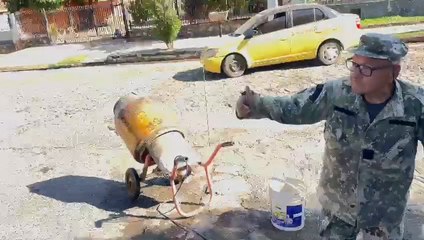 Julio Encina, Jubilado Que Hace El Trabajo De Bachear Las Calles De Su Comunidad, Ante La Inacción De La Municipalidad De Asunción