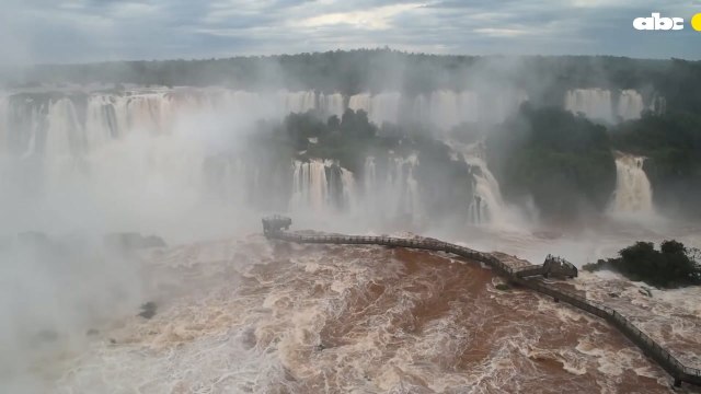 Imponente Caudal En Cataratas Del Iguazú Puede Ser Visto Desde Lado Brasileño