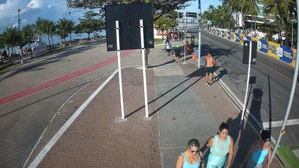 Imagens de Totem flagram carro invadindo faixa verde e atropelando corredora na Ponta Verde, Maceió
