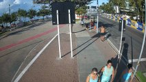 Imagens de Totem flagram carro invadindo faixa verde e atropelando corredora na Ponta Verde, Maceió