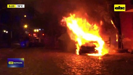 Video: Camioneta se incendió en barrio San Pablo