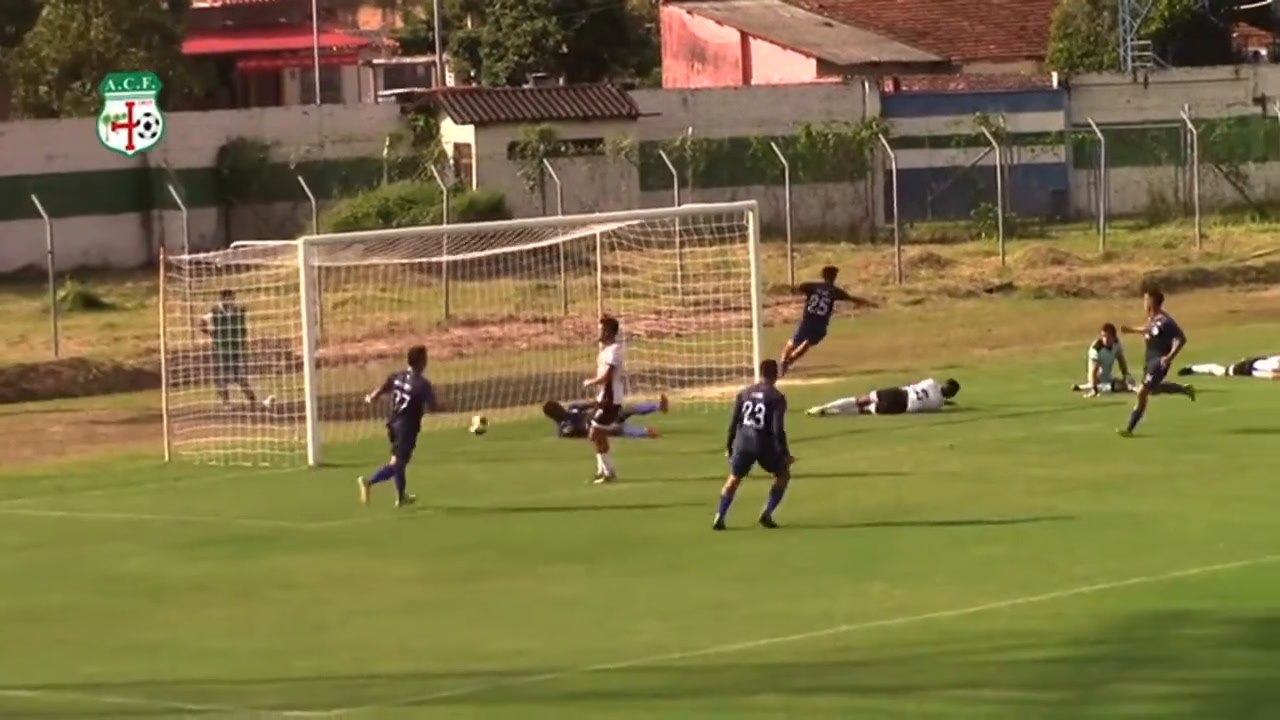 Sebastián Marset jugando en una liga regional de fútbol de Bolivia