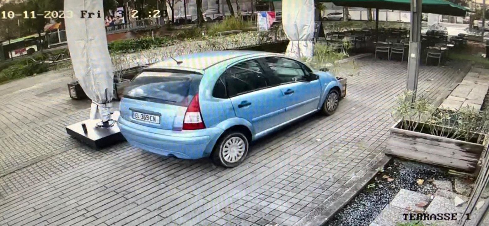 Ivre et poursuivi par la police, il finit sa course dans la terrasse d’un bar de La Roche-sur-Yon