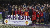España recibe el trofeo de la Nations League de manos del Rey Felipe VI