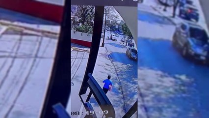 Motociclista se salvó de milagro tras chocar con un auto en contramano que perdió los frenos