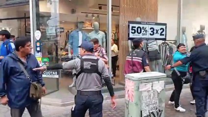 Tensión en el centro de Salta: desalojaron a los vendedores ambulantes