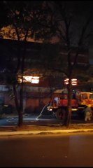 Bomberos Voluntarios trabajan para controlar las llamas en el incendio de la fábrica textil "Patrol Jeans"