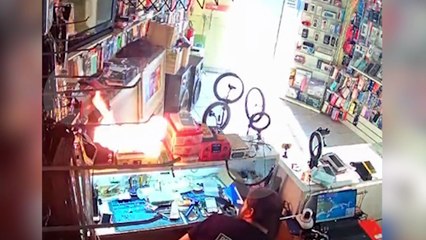 Celular pega fogo durante troca de tela em assistência técnica no Paraná