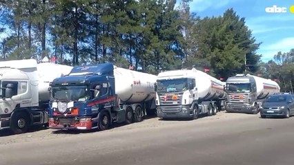 Siguen sin cargar GLP a camiones que esperan desde hace 10 días en refinería de Argentina