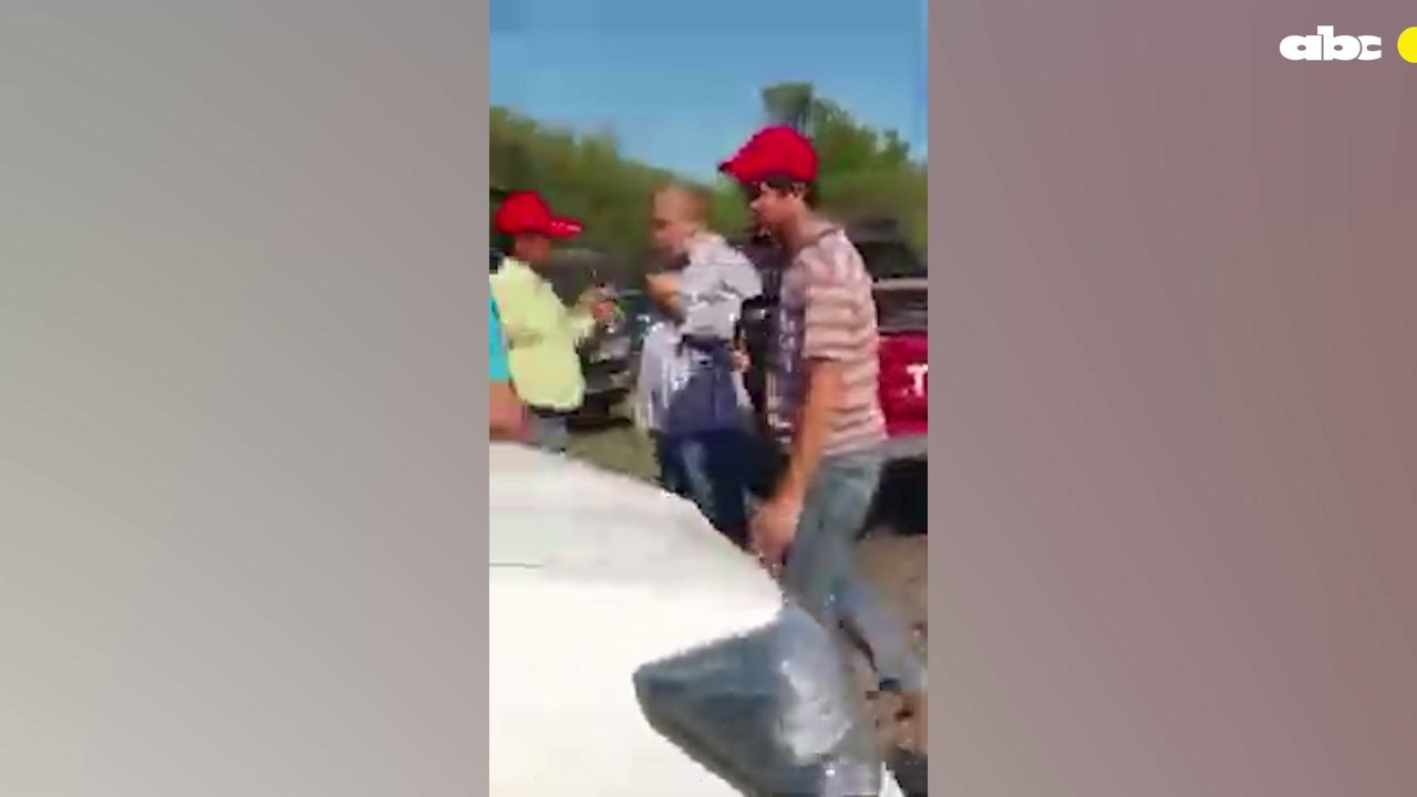 Basilio "Bachi" Núñez Conversando Con Un Uniformado Policial