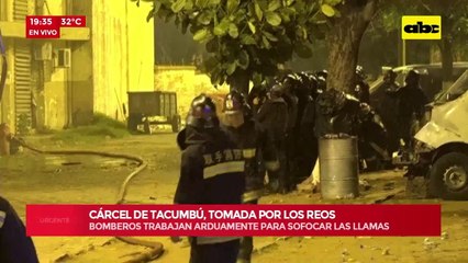 Incidentes en Tacumbú: Bomberos tratan de controlar las llamas con los carros hidrantes