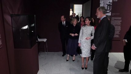 Frente a la tiara de la Flor de Lis en la exposición de la reina Victoria Eugenia