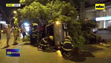 Video: aparatoso vuelco de una camioneta
