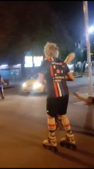 Patinan por las calles de Asunción disfrazados