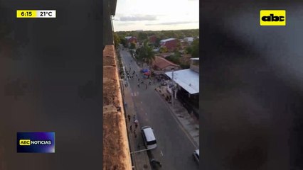 Video: Dos policías heridos y vehículos destrozados