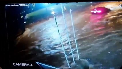 Lambaré: Así arrastró el raudal la camioneta de los militares