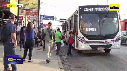 Video: continúa suplicio de pasajeros por regulada
