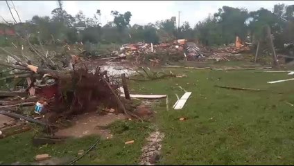 Destrozos que dejó un posible tornado en San Estanislao