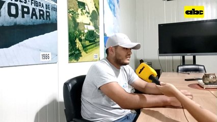 hombre agrede a una mujer en la calle y conductores intervienen