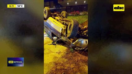 Video: una camioneta volcó en la zona del Yacht